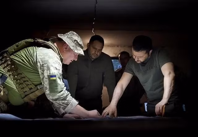 Hiện có nhiều sĩ quan trung - cao cấp của NATO có nhiều kinh nghiệm chiến đấu ở Afghanistan, Iraq và thậm chí cả Syria. Những “tinh hoa” NATO này, không chỉ giàu kinh nghiệm thực tế chiến đấu, mà còn đều là những người tốt nghiệp các học viện quân sự hàng đầu. Vậy liệu họ có giúp ích gì cho các chỉ huy Quân đội Ukraine?