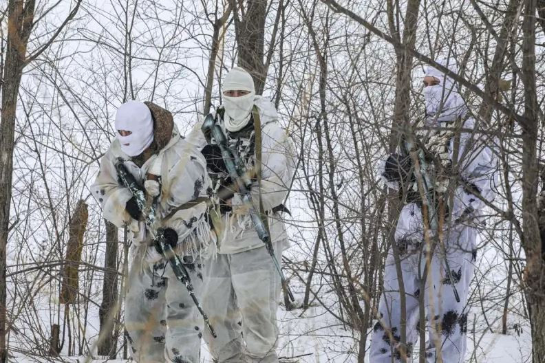 “Mặc dù AFU tiêu diệt 5-10 lính RFAF trong mỗi cuộc tấn công đó, nhưng những tổn thất này không ngăn cản được quân Nga tiến lên. Ngay khi một nhóm tiến vào, chúng tôi đẩy lùi, nhưng một nhóm khác lại tiến lên và cứ thế hàng ngày, các cuộc tấn công liên tục với sự tham gia của pháo binh và UAV FPV”, Koval cho biết thêm.