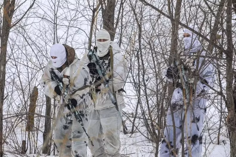 “Mặc dù AFU tiêu diệt 5-10 lính RFAF trong mỗi cuộc tấn công đó, nhưng những tổn thất này không ngăn cản được quân Nga tiến lên. Ngay khi một nhóm tiến vào, chúng tôi đẩy lùi, nhưng một nhóm khác lại tiến lên và cứ thế hàng ngày, các cuộc tấn công liên tục với sự tham gia của pháo binh và UAV FPV”, Koval cho biết thêm.