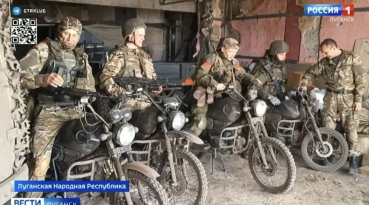 “Kẻ thù gần đây đã bắt đầu sử dụng xe ô tô địa hình (ATV), mô tô và xe bán tải, giúp RFAF di chuyển nhanh hơn và dễ dàng hơn. Đối với các thiết bị hạng nặng như xe tăng và xe bọc thép, RFAF chỉ sử dụng trong những trường hợp đặc biệt, từ các trận địa kín”, Koval cho biết.