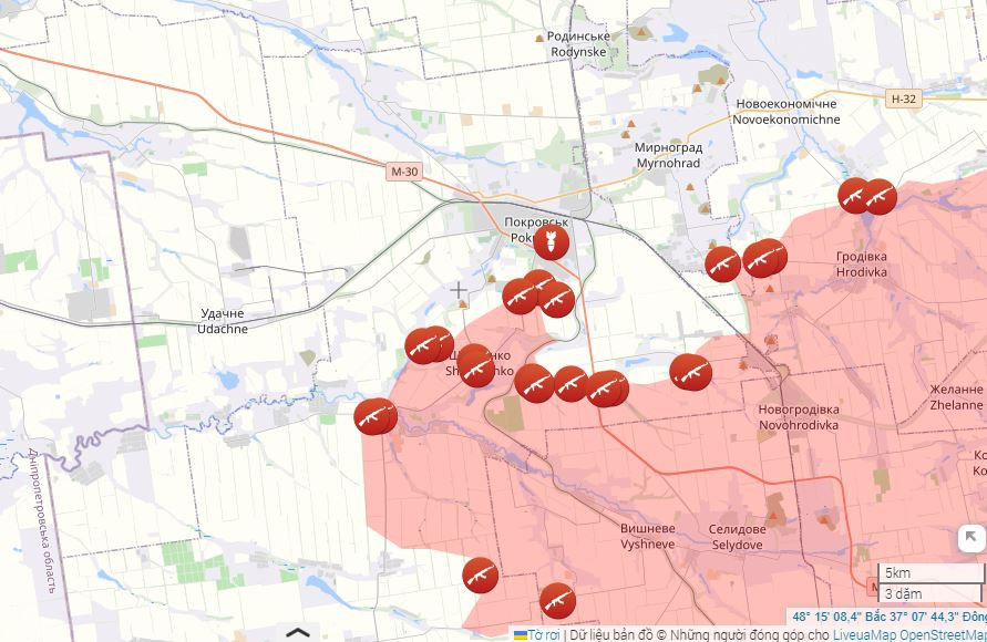 Đại tá AFU Sergei Grabsky cho biết, RFAF đang cố gắng vượt qua thành phố Pokrovsk và cắt nguồn cung cấp cho Quân đội Ukraine trong thành phố từ vùng Dnepropetrovsk. Theo ông, RFAF không còn tấn công trực diện vào thành phố nữa, mà đang tích cực tiến dọc theo sông Solona. Như vậy RFAF đang cố gắng vượt qua Pokrovsk theo hướng nam và có thể tấn công thành phố từ phía tây.