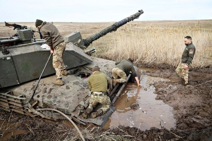 “Những chiếc Leopards đó luôn bị kẹt trong bùn”, viên chỉ huy Nga nhận xét trong một cuộc phỏng vấn với phương tiện truyền thông địa phương vào cuối năm 2023. “Xe của chúng tôi, với động cơ tua-bin khí, không hề nao núng trước bùn đất hay tuyết tan, lướt qua mọi chướng ngại vật và duy trì tốc độ trên các chiến hào và boongke của đối phương trong mọi điều kiện thời tiết”. 