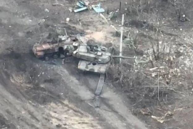 Military Watch cũng dẫn lời phản ánh của các kíp xe M1A1 Abrams của Quân đội Ukraine về khả năng bảo vệ kém, dễ bị hỏng hóc trong điều kiện thời tiết ẩm ướt của khu vực Đông Âu. Ngoài ra lính tăng Ukraine cũng cho rằng, kích thước của Abrams quá lớn, chỉ khiến nó dễ trúng đạn hơn so với xe tăng T-80 và T-64 của Liên Xô mà Quân đội Ukraine hiện có.