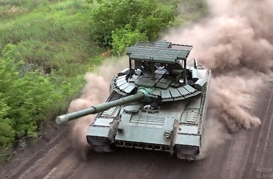 Hiệu suất của T-80 được cải thiện đáng kể nhờ động cơ tua bin khí, một tính năng chỉ có ở tăng M1 Abrams của Mỹ. Không giống như động cơ diesel, cung cấp năng lượng cho xe tăng Leopard của Đức, động cơ tua bin khí cung cấp công suất lớn hơn để vượt qua địa hình phức tạp. Đó là một lợi thế đáng kể của T-80 BVM trên chiến trường Ukraine hiện nay. (Nguồn ảnh: Ukrinform, Blid, TASS).