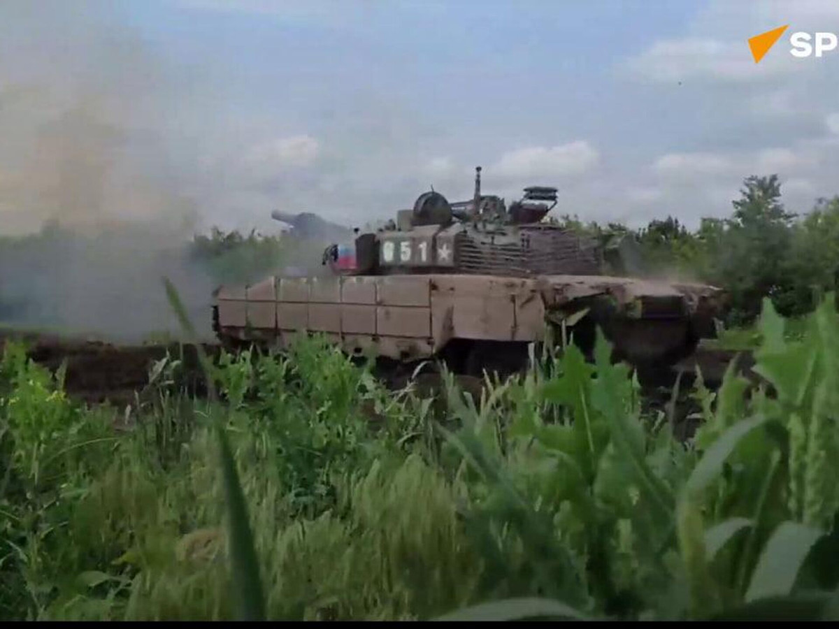 Các đơn vị của Cụm Vostok của Quân đội Nga tại nam Donetsk được trang bị xe tăng T-80BVM, được cho là đã chặn một cuộc tấn công của Ukraine dọc theo một phần của mặt trận nam Donetsk. Trước đó các hoạt động trinh sát của Cụm Vostok đã xác định được lực lượng Ukraine đang tập trung chuẩn bị cho một cuộc tấn công trong khu vực này.