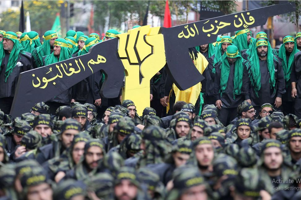 Chưa hết, đối thủ mà Israel thực sự e ngại đó chính là lực lượng vũ trang Hezbollah của Liban. Hezbollah nhiệt tình cổ vũ cuộc tấn công của Hamas và tuyên bố: "Súng và tên lửa của chúng tôi ở bên các bạn". Cùng với đó, Hezbollah đã bắn hàng chục quả rocket vào các vị trí của Israel và quân đội Israel ngay lập tức đáp trả. 