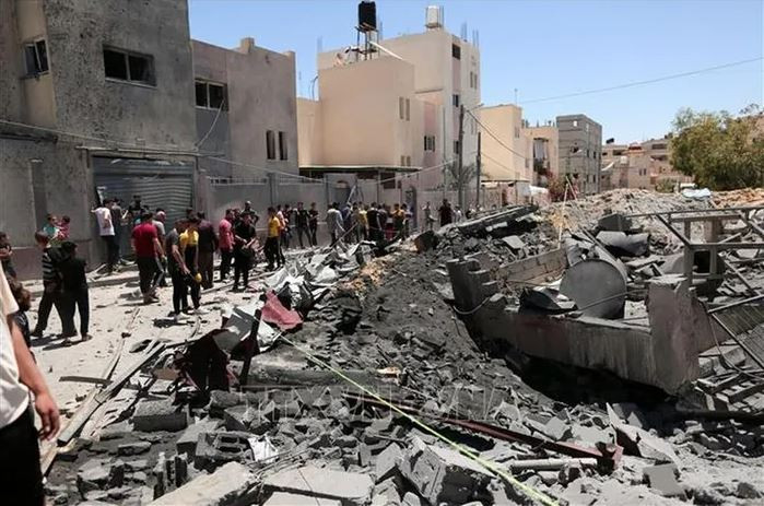 Ở phía thứ hai, nhìn từ phía sau, mối lo ngại lớn nhất của Israel là những người Palestine xung quanh nước này. Israel là một quốc gia Do Thái, nhưng công dân của nước này không thuần là người Do Thái. Có khoảng 2 triệu người Palestine có quốc tịch Israel, chiếm 1/4 dân số Israel. 