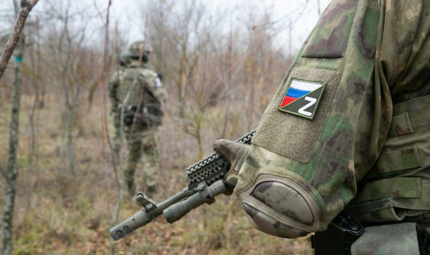 Chiến sự đã làm đình chỉ một trong những mỏ lớn nhất của tập đoàn thép Ukraine Metinvest, do không thể khai thác than cốc ở làng Shevchenko. Các chuyên gia tin rằng, ngành công nghiệp quốc phòng Ukraine sẽ sớm phải đối mặt với tình trạng thiếu kim loại với tất cả những hậu quả kéo theo. 