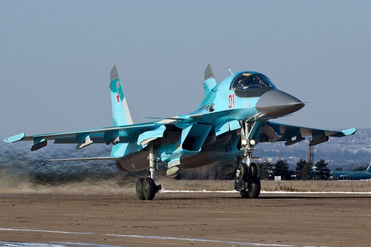 Trong các chiến đấu cơ trên, duy nhất Su-34 là loại tiêm kích bom; đây là phiên bản tấn công mặt đất, được phát triển từ chiến đấu cơ hạng nặng Su-27, đồng thời được trang bị nhiều thiết bị tiên tiến như máy tính điều khiển hỏa lực, liên kết dữ liệu chiến đấu và radar quan sát phía sau.