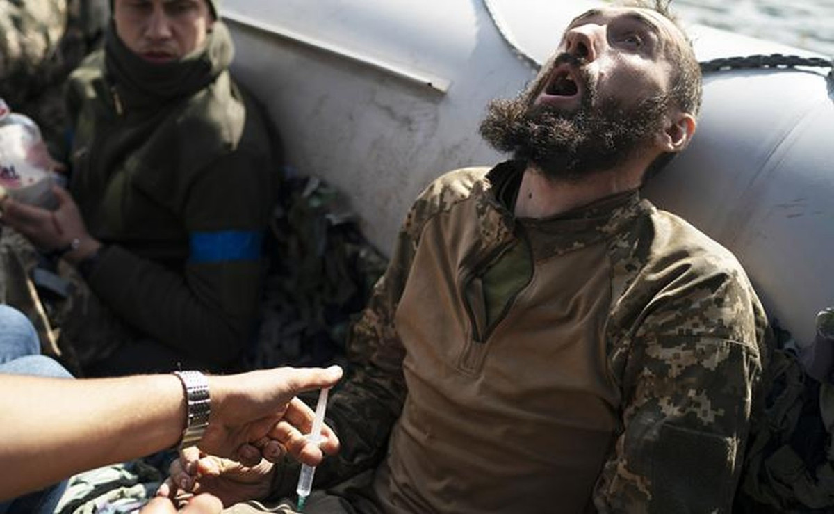 Tuy nhiên, các trận đánh ác liệt vẫn tiếp tục, cả hai bên đều chiến đấu ngoan cường, giành nhau từng mét đất, từng căn nhà, góc phố. Trên chiến trường Avdiivka, tiếng đạn pháo không ngừng nổ, khói mù mịt, xác chết nằm khắp nơi; biến Avdiivka thành “cối xay thịt” mới.