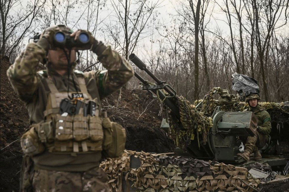 Vũ khí chủ lực của Quân đội Ukraine tại Avdiivka bao gồm xe tăng chiến đấu chủ lực T-64BM và T-84, xe chiến đấu bộ binh BMP-2 và BTR-4, pháo phản lực phóng loạt BM-21 Grad, tên lửa chống tăng có điều khiển 9K111, pháo phòng không ZU-23- 2,… 