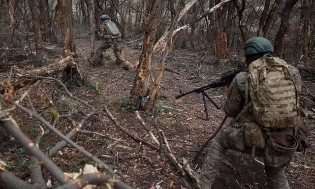 Nhưng nếu tướng Drapatyi điều quân theo kiểu “giật gấu vá vai” như vậy, tuyến phòng thủ ở những nơi khác sẽ trở nên yếu hơn, và sẽ trúng kế “nghìn nhát cắt” của RFAF, khi họ sẽ tìm được vị trí đột phá mới; và như vậy, tuyến phòng thủ của Pokrovsk vẫn không thể giữ vững.