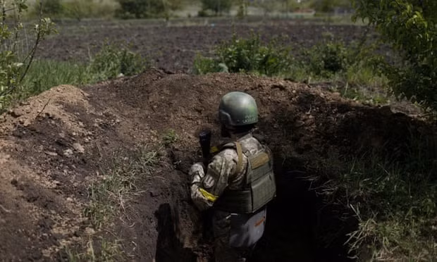 Nhưng điều quan trọng bây giờ là liệu tướng Drapati có đủ quân hay không, khi AFU đã thiệt hại gần 3.000 quân trong tuần qua? Nếu AFU không thể bổ sung quân kịp thời, tướng Drapatyi chỉ có thể buông tuyến phòng thủ phía đông, để tăng cường tuyến phòng thủ phía tây và chuyển quân từ những nơi khác đến để tăng cường phòng thủ cho điểm chốt Troyanda.