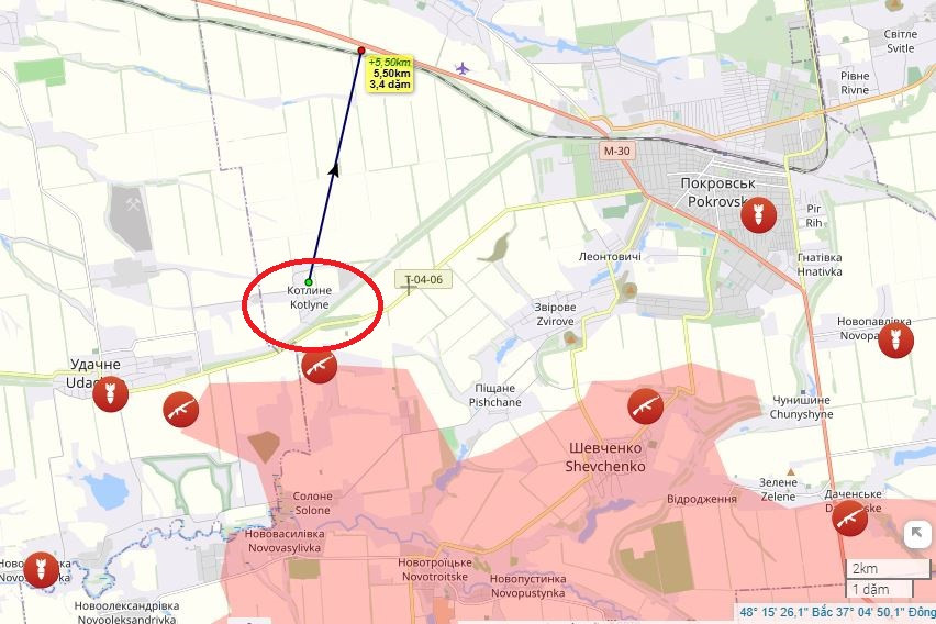 Vào tháng 1/2025, sau khi RFAF chiếm được làng Kotlyne ở phía tây nam Pokrovsk, việc bao vây một phần Pokrovsk và Myrnohrad về cơ bản đã hoàn tất. Chỉ cần RFAF tiến thêm 5 km về phía bắc từ Kotlyne, họ sẽ có thể cắt đứt đường cao tốc E50, "tuyến đường huyết mạch" cung cấp hậu cần cho Pokrovsk. Đến lúc đó, AFU sẽ không còn nguồn cung cấp và không thể bảo vệ thành phố ngay cả khi muốn.