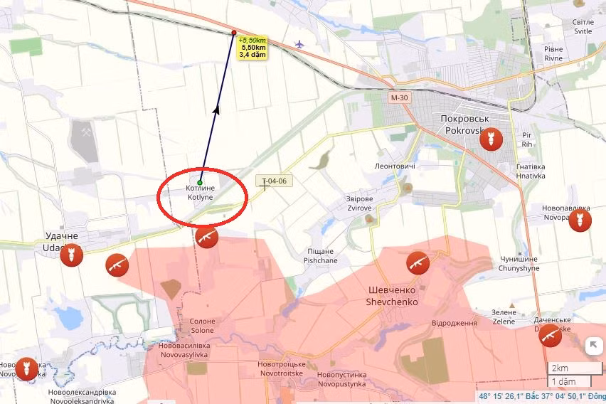 Vào tháng 1/2025, sau khi RFAF chiếm được làng Kotlyne ở phía tây nam Pokrovsk, việc bao vây một phần Pokrovsk và Myrnohrad về cơ bản đã hoàn tất. Chỉ cần RFAF tiến thêm 5 km về phía bắc từ Kotlyne, họ sẽ có thể cắt đứt đường cao tốc E50, "tuyến đường huyết mạch" cung cấp hậu cần cho Pokrovsk. Đến lúc đó, AFU sẽ không còn nguồn cung cấp và không thể bảo vệ thành phố ngay cả khi muốn.