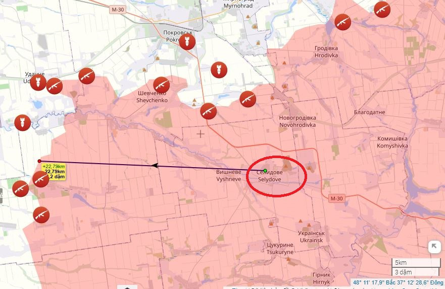 Đến đầu tháng 11/2024, quân đội Nga (RFAF) đã chiếm được thị trấn Selidovo. Trong thời gian tiếp theo, RFAF sử dụng Selidovo làm đầu cầu và tiến về phía tây cho đến tận ranh giới của tỉnh Dnipropetrovsk; qua đó tạo thế bao vây một phần quanh Pokrovsk và thành phố vệ tinh Myrnohrad.