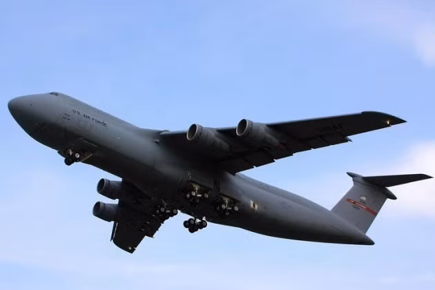 Trong vòng xoáy bạo lực mới tại khu vực Miền Đông Ukraine, sau khi Bộ Quốc phòng Anh thông báo cử 600 quân đặc nhiệm của mình tới Donbas, một máy bay của Không quân Anh đã bay từ London đến Kiev cách đây vài giờ, trên máy bay có thể chở tới một trăm binh sĩ Anh. Sau khi máy bay tới Kiev, vài giờ sau bay trở lại.