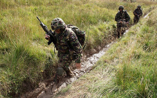 Tờ Mirror cho biết, sẽ có khoảng từ 400 đến 600 lính đặc nhiệm của Lữ đoàn phản ứng nhanh, có nhiệm vụ cơ động đến Ukraine. Tất cả trang thiết bị của họ đã được đóng gói gọn gàng, có thể hạ cánh xuống sân bay hoặc nhảy dù; họ đã sẵn sàng cho cả hai phương án.