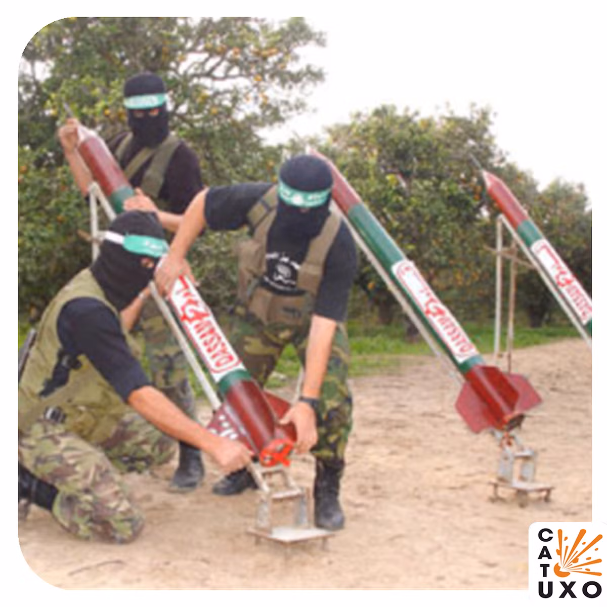 Dòng tên lửa Qassam thường có đường kính 115 mm, mẫu lớn nhất dài tới 2,44 mét, nặng từ 40 đến 50 kg, sử dụng hỗn hợp đường và kali nitrat làm nhiên liệu; tầm bắn tối đa 16 km. Thực tế Qassam có tầm bắn ngắn, sức công phá thấp, đường đạn bay không ổn định, độ chính xác kém và hiệu suất phóng tương đối thấp.