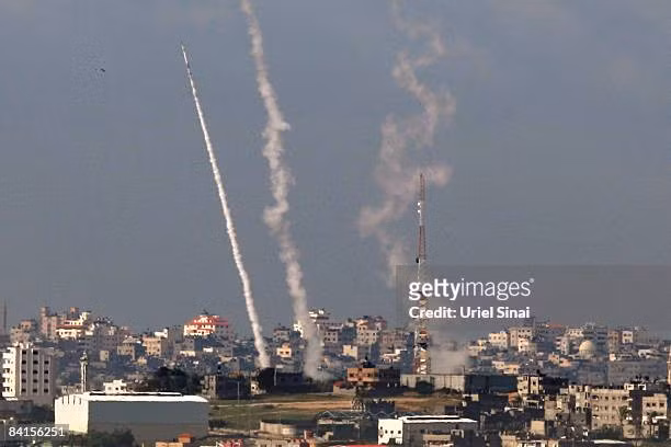 Một đặc điểm khác của cuộc tấn công này là số lần phóng tương đối lớn. Theo thống kê của truyền thông Israel, trước cuộc tấn công này, trận tấn công bằng tên lửa nhiều nhất của người Palestine là vào năm 2021, khi 2.048 quả tên lửa được bắn ra.