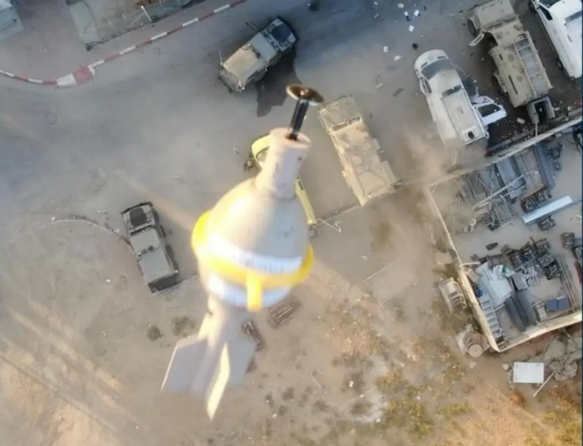 Video đăng tải trên mạng xã hội cho thấy, một UAV cỡ nhỏ loại 4 trục của Hamas đã thả đạn chống tăng lên nóc xe tăng Merkava, nơi được bảo vệ kém nhất của xe. Theo xếp loại của trang “Quan sát quân sự” của Mỹ, xe tăng Merkava là một trong những xe tăng chiến đấu chủ lực có khả năng bảo vệ tốt nhất trên thế giới. 