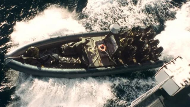 Con tàu này được cho là đang chở một đội tấn công đổ bộ của Ukraine ở vùng lân cận Đảo Rắn. Cho đến nay, chính quyền Ukraine vẫn giữ im lặng một cách bí ẩn trước thông tin này của Bộ Quốc phòng Nga.