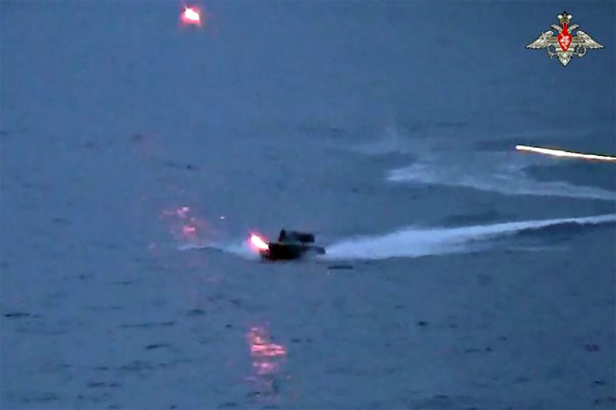 Rạng sáng ngày 30/8, Bộ Quốc phòng Nga ra tuyên bố chính thức thông báo về một hoạt động quân sự quan trọng do Hạm đội Biển Đen tiến hành; đó là đánh chìm 4 tàu cao tốc, được cho là chở tới 50 nhân viên lực lượng đặc biệt Ukraine trên Biển Đen. Tuy nhiên, Bộ Quốc phòng Nga không tiết lộ tọa độ địa lý chính xác của cuộc giao tranh này. 