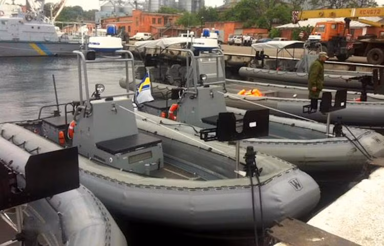 Về 4 chiếc tàu cao tốc của Ukraine vừa bị máy bay Nga đánh chìm, đều thuộc loại Willard Sea Force, được chế tạo bởi Công ty Hàng hải Willard và được thiết kế để hoạt động ở vùng nước nông. Đây cũng là lớp tàu tuần tra được lực lượng bảo vệ bờ biển Mỹ sử dụng cho các nhiệm vụ thực thi pháp luật hàng hải, tìm kiếm cứu nạn và phòng thủ bờ biển.. 