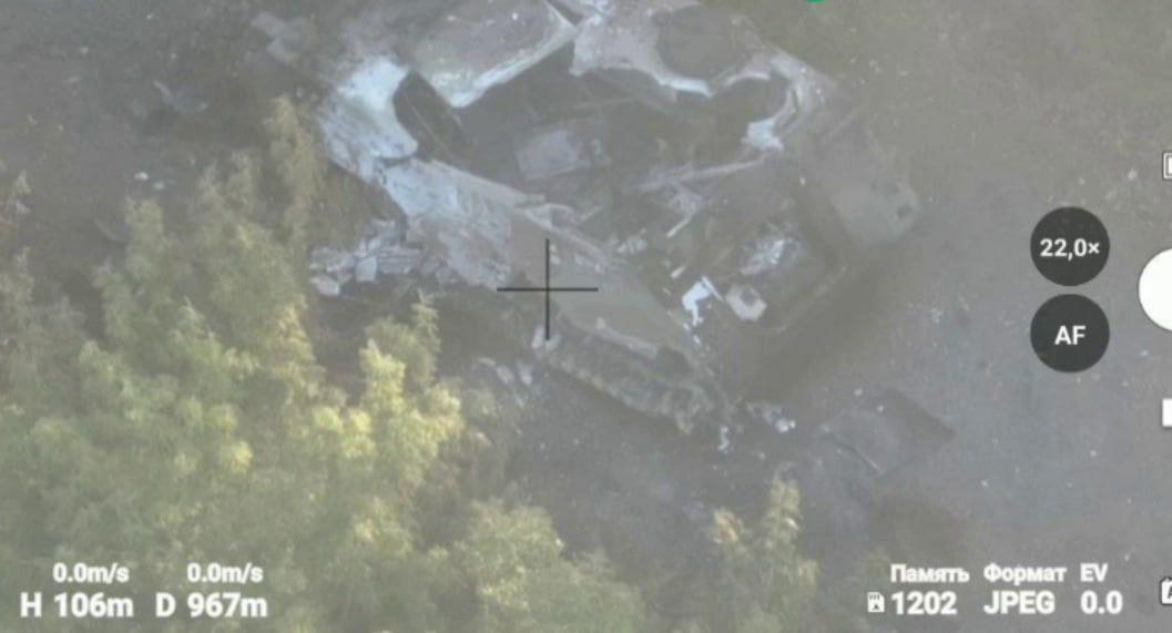 Trong các bức ảnh được giới thiệu, được chụp từ một UAV, tại địa điểm chiếc xe chiến đấu bọc thép M113 bị phá hủy trên chiến trường Kherson mới đây, có thể thấy tháp pháo chiến đấu đã bị xé toạc bởi phát đạn đầu tiên và thân xe bị thiêu rụi theo đúng nghĩa đen.