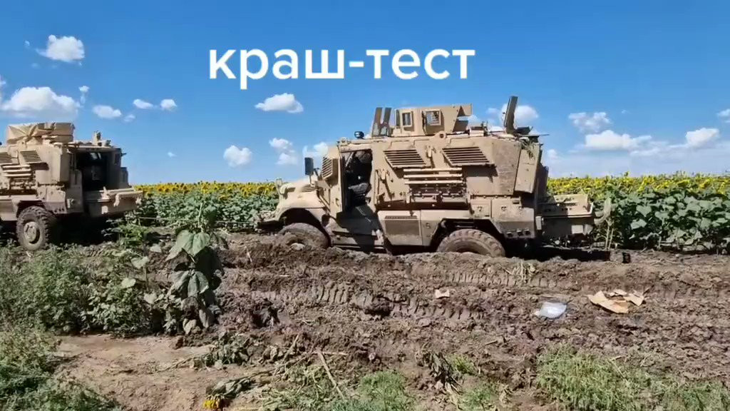 Còn một ngày trước đó, một chiếc xe bọc thép M1224 International MaxxPro mà Mỹ viện trợ cho Ukraine, đã bị phá hủy ở vùng Kherson. Theo thông tin sơ bộ được tờ Oryx đăng tải, chiếc xe bọc thép M1224 chở đạn và vũ khí cho quân đội Ukraine, đã bị nổ tung do đè phải một quả mìn chống tăng. 