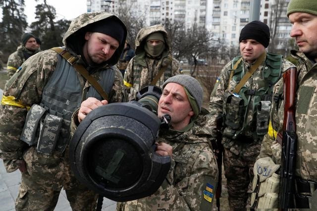 Lính đánh thuê Colombia phàn nàn rằng "một số lính đánh thuê phương Tây không muốn tiếp tục chiến đấu, vì họ không thể nhận được sự hỗ trợ từ Quân đội Ukraine và không nhận được bất kỳ đảm bảo an ninh nào. Tuy nhiên, phía Ukraine không sẵn sàng để họ rời đi".
