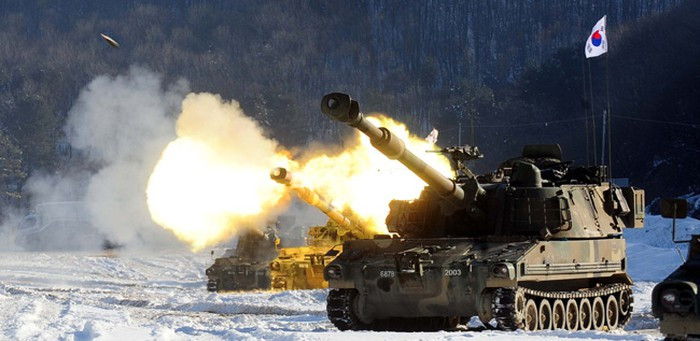 Trong số các đồng minh của Mỹ, Hàn Quốc đã liên tục sản xuất các sản phẩm có tính cạnh tranh cao, từ tàu khu trục lớp Sejong Đại đế, được coi là có khả năng nhất trong sử dụng hệ thống chiến đấu AEGIS của Mỹ đến pháo tự hành K9 đã phổ biến ở châu Âu.