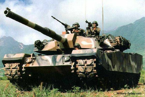 Xe tăng K1 không chỉ là một phiên bản nhập mẫu thiết kế, mà còn là một thiết bị có hiệu suất chiến đấu dưới mức trung bình, khi K1 chỉ được trang bị pháo chính 105mm L7, một mẫu pháo đã lạc hậu trong kỷ nguyên chiến tranh hiện đại.