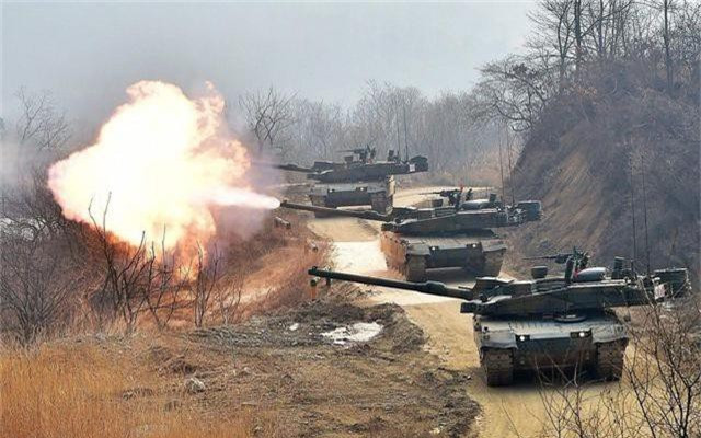 Về hệ thống giáp bảo vệ, K2 sử dụng giáp composite tiên tiến và cả giáp phản ứng nổ, đồng thời tích hợp hệ thống radar băng tần milimet, có khả năng hoạt động như một Hệ thống cảnh báo tên lửa tiếp cận; radar này kết nối với máy tính, kịp thời kích hoạt hệ thống ngụy trang, bằng phóng đạn màn khói. 