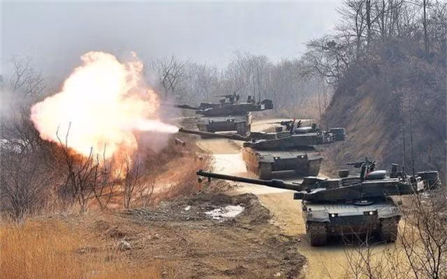 Về hệ thống giáp bảo vệ, K2 sử dụng giáp composite tiên tiến và cả giáp phản ứng nổ, đồng thời tích hợp hệ thống radar băng tần milimet, có khả năng hoạt động như một Hệ thống cảnh báo tên lửa tiếp cận; radar này kết nối với máy tính, kịp thời kích hoạt hệ thống ngụy trang, bằng phóng đạn màn khói. 