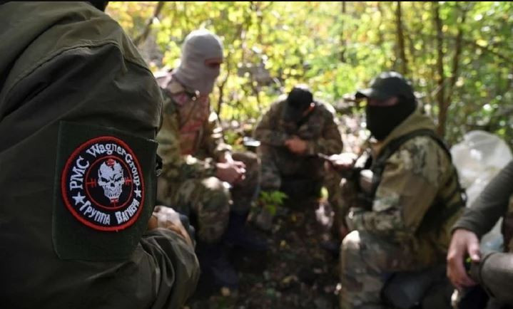 Theo thông tin được xác nhận của cả Nga và Ukraine, hiện lực lượng lính đánh thuê Wagner đã kiểm soát hoàn toàn Nhà máy chế biến kim loại màu AZOM; nơi Tổng thống Ukraine Zelensky đã từng đến thăm và quân Wagner hiện đang kiểm tra tại nơi phỏng vấn và chụp ảnh của Tổng thống Zelensky.