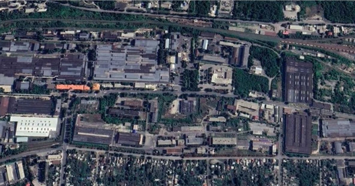 Nhà máy AZOM là nơi được đánh giá là mục tiêu “xương” nhất trong quá trình tấn công vào thành phố Bakhmut, vì ở nơi đây có nhiều công trình ngầm được xây dựng từ thời Liên Xô. Tuy nhiên các lực lượng lính đánh thuê Wagner với chiến thuật linh hoạt, đã nhanh chóng chiếm được mục tiêu quan trọng này.