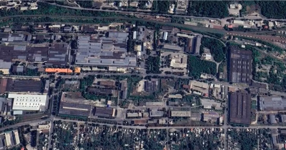 Nhà máy AZOM là nơi được đánh giá là mục tiêu “xương” nhất trong quá trình tấn công vào thành phố Bakhmut, vì ở nơi đây có nhiều công trình ngầm được xây dựng từ thời Liên Xô. Tuy nhiên các lực lượng lính đánh thuê Wagner với chiến thuật linh hoạt, đã nhanh chóng chiếm được mục tiêu quan trọng này.