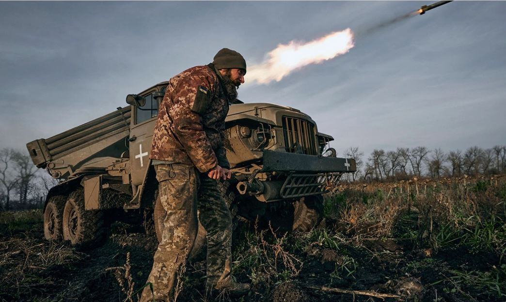 Đoạn video cũng cho thấy một số lượng tương đối lớn các bệ phóng pháo phản lực phóng loạt BM-21 Grad. Theo các chuyên gia, những vũ khí này có thể giáng đòn xuống Bakhmut, khi quân Nga cố gắng chiếm một số khu vực của thành phố.