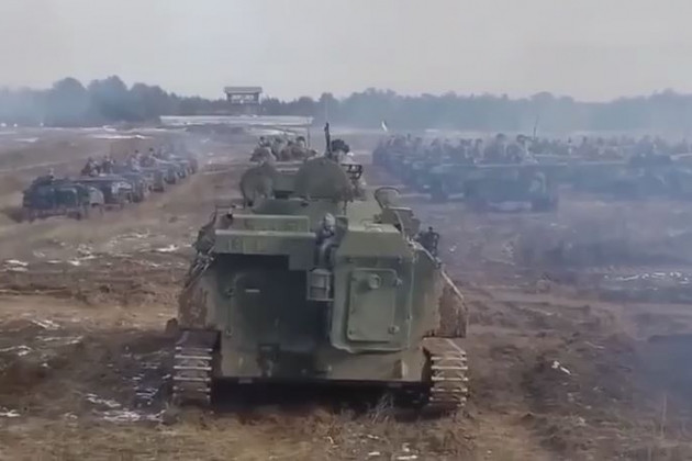 Điều này được chứng minh bằng các đoạn video quay cảnh quân đội Ukraine đang tích cực chuyển các phương tiện bọc thép và xe tăng mà phương Tây mới viện trợ đến thị trấn Chasiv Yar, nơi được coi là tuyến phòng thủ mới của Bakhmut; nằm cách thành phố 11 km về phía tây. 