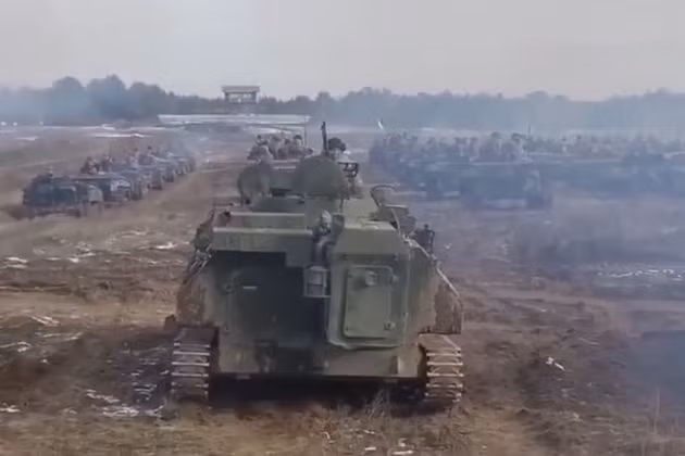 Điều này được chứng minh bằng các đoạn video quay cảnh quân đội Ukraine đang tích cực chuyển các phương tiện bọc thép và xe tăng mà phương Tây mới viện trợ đến thị trấn Chasiv Yar, nơi được coi là tuyến phòng thủ mới của Bakhmut; nằm cách thành phố 11 km về phía tây. 