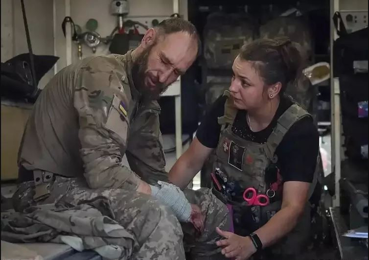 Krivozubu cũng tiết lộ rằng, do thiếu sự hỗ trợ và không đủ đạn dược nên tiểu đội chiến đấu của anh buộc phải đầu hàng: “Vì hết đạn nên chúng tôi đã yêu cầu hỗ trợ nhưng không được nhận, và dưới sức ép của quân Wagner quá mãnh liệt, nên chúng tôi quyết định đầu hàng".