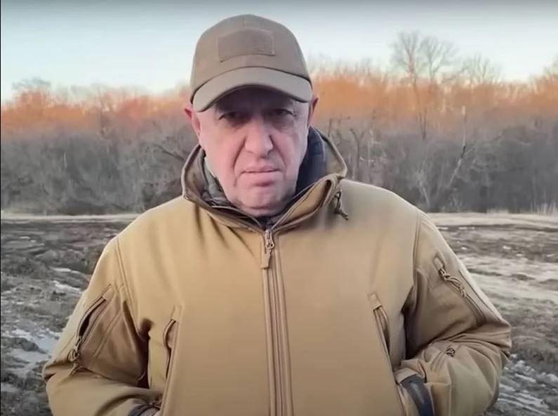 Chủ tịch công ty lính đánh thuê Wagner Prigozin nói: “Hiện tại Bakhmut vẫn có nhiều lối thoát, nhưng có ít lối vào. Do vậy, nếu người anh em Ukraine còn mắc kẹt ở Bakhmut, muốn sống hãy chạy đi; nếu không, số phận sẽ giống như Soledad hoặc tệ hơn”. 