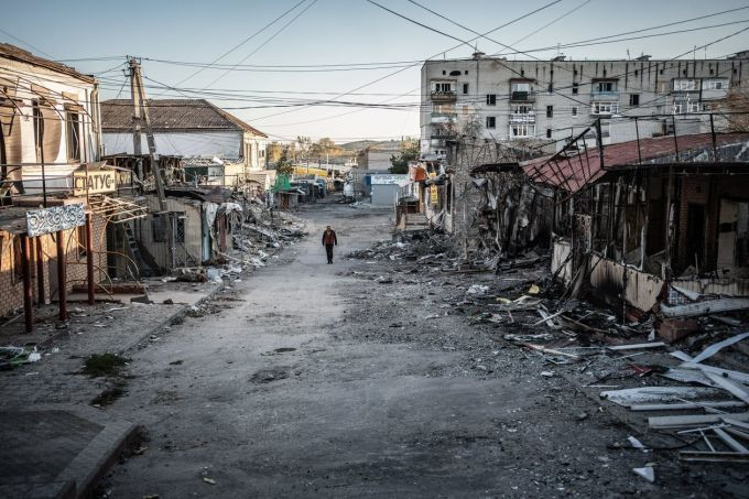 Trong khi đó, người dân địa phương đã hoảng loạn khi cho rằng, quân Nga đã phát động một cuộc tổng tấn công trên khắp mặt trận, nên cần phải khẩn cấp chạy trốn đến Kharkov và xa hơn nữa. Giá taxi đã tăng chóng mặt và những người muốn rời Kupyansk bằng taxi giờ đây sẽ phải trả khoảng 6.000 Hryvnia - tương đương khoảng 160 USD mỗi người.