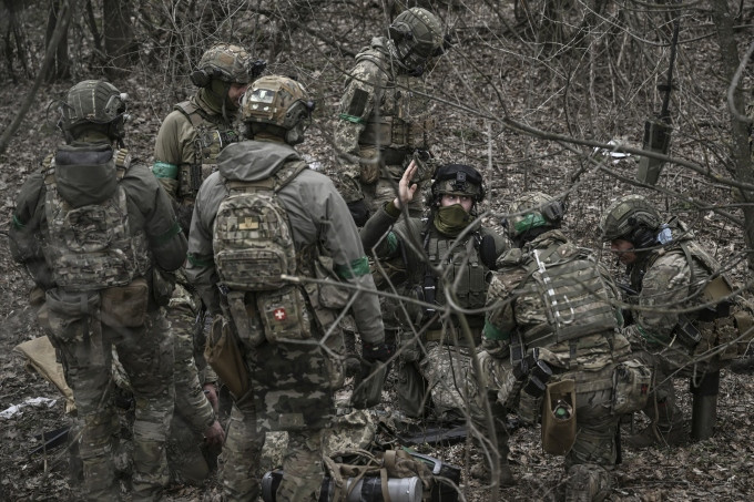 Tướng Syrsky cũng cho biết thêm về khó khăn của Quân đội Ukraine, khi họ không đủ đạn pháo, nên không thể chi viện hỏa lực cho các lực lượng chiến đấu phản công và phòng ngự. Do vậy để tránh bị bao vây, thì chỉ có thể rút lui.