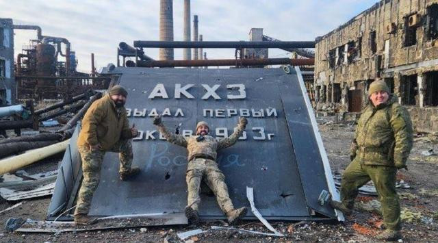 Trong báo cáo chiến đấu của Quân đội Ukraine cho biết, Lữ đoàn bộ binh cơ giới 114 của Nga, về cơ bản “đã bị đánh bại” nhiều lần. Nhưng thực tế là lữ đoàn này đã cắm cờ ở "Núi xỉ thải", “cắm dao” vào trung tâm thành phố, cắm cờ ở Nhà máy luyện cốc. Chưa hết, chính lữ đoàn này đã cắm cờ ở làng Orlivka, phía tây thành phố.