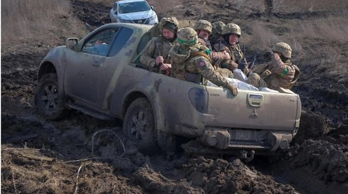 Kể từ năm 2024, hàng loạt sự kiện lớn xảy ra trên chiến trường Ukraine, về cơ bản có thể coi là hai bên đã “thay đổi thế trận tấn công và phòng thủ”. Với sự tấn công mãnh liệt của Nga, Quân đội Ukraine đã phải triệt thoái khỏi Avdiivka, “thành phố pháo đài” lớn nhất và nổi tiếng nhất trên chiến trường Ukraine;