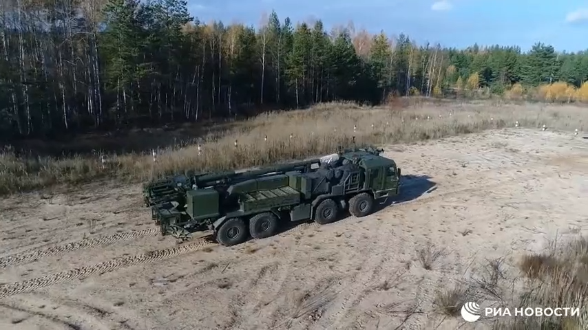 Pháo tự hành 2S43 Malva được các công ty quốc phòng Nga thiết kế, trước yêu cầu về khả năng cơ động ở chiến trường Ukraine. Không giống như pháo tự hành bánh xích truyền thống, 2S43 Malva được gắn trên khung gầm bánh hơi, giúp khả năng cơ động nhanh hơn và bảo trì dễ dàng hơn.