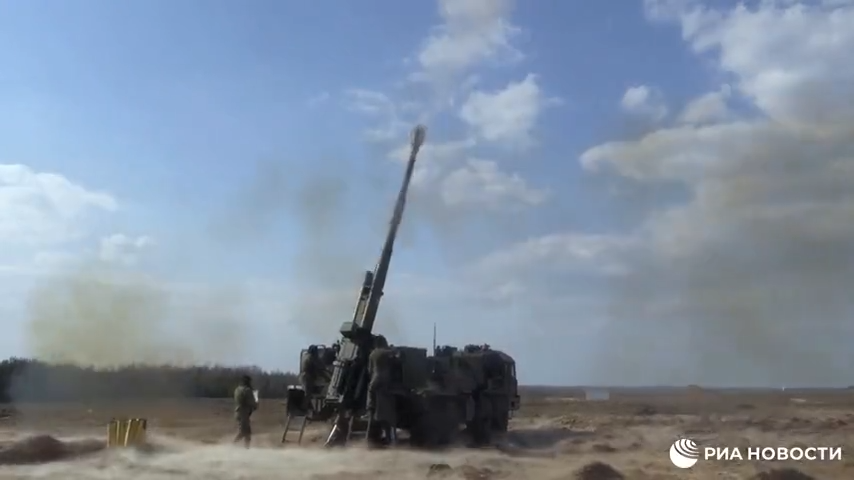 “Hãy xem đoạn phim đầu tiên về pháo tự hành 2S43 Malva của Nga, thực hiện nhiệm vụ chiến đấu chống lại kẻ thù ở khu vực Kharkov", kênh Vedler Army đưa tin.