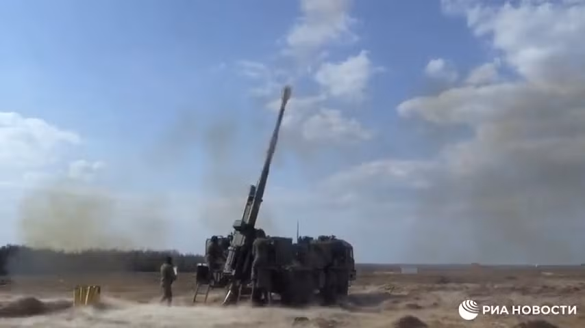 “Hãy xem đoạn phim đầu tiên về pháo tự hành 2S43 Malva của Nga, thực hiện nhiệm vụ chiến đấu chống lại kẻ thù ở khu vực Kharkov", kênh Vedler Army đưa tin.